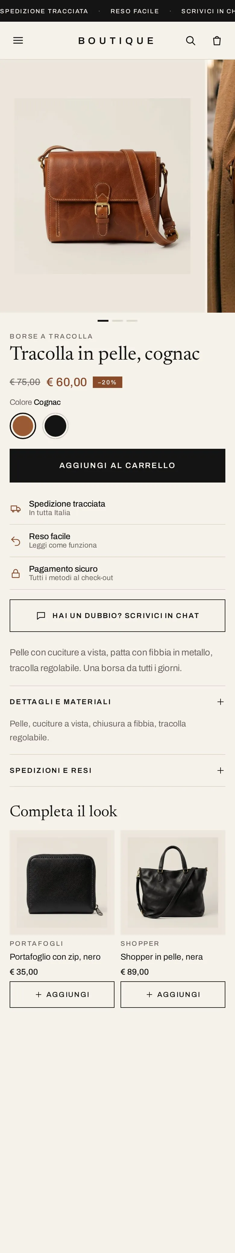 La scheda prodotto proposta per la Fase 2, su telefono. Fondo avorio, la foto della tracolla cognac che scorre verso una foto indossata, la categoria Borse a tracolla, il nome in carattere serif, il prezzo scontato color cuoio e i colori in due cerchi. Il bottone nero pieno Aggiungi al carrello, con sotto Spedizione tracciata, Reso facile, Pagamento sicuro e il bottone Hai un dubbio? Scrivici in chat. Poi la descrizione, Dettagli e materiali, Spedizioni e resi e Completa il look con un portafoglio e una shopper.