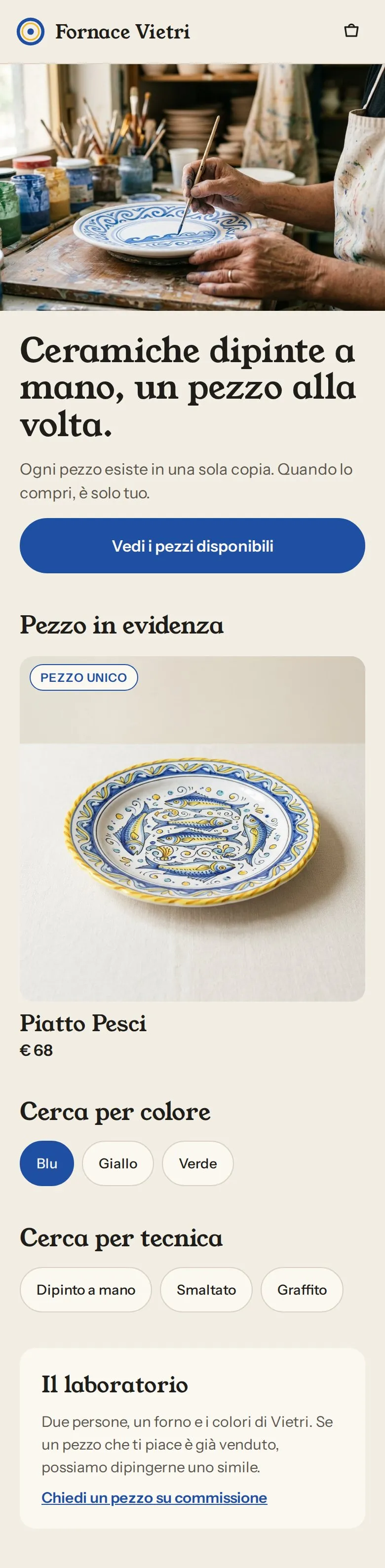 Home del negozio su telefono. Foto del laboratorio, il titolo Ceramiche dipinte a mano, un pezzo alla volta, il Piatto Pesci in evidenza a 68 euro, i filtri per colore e per tecnica, e un riquadro sul laboratorio con il link per chiedere un pezzo su commissione.
