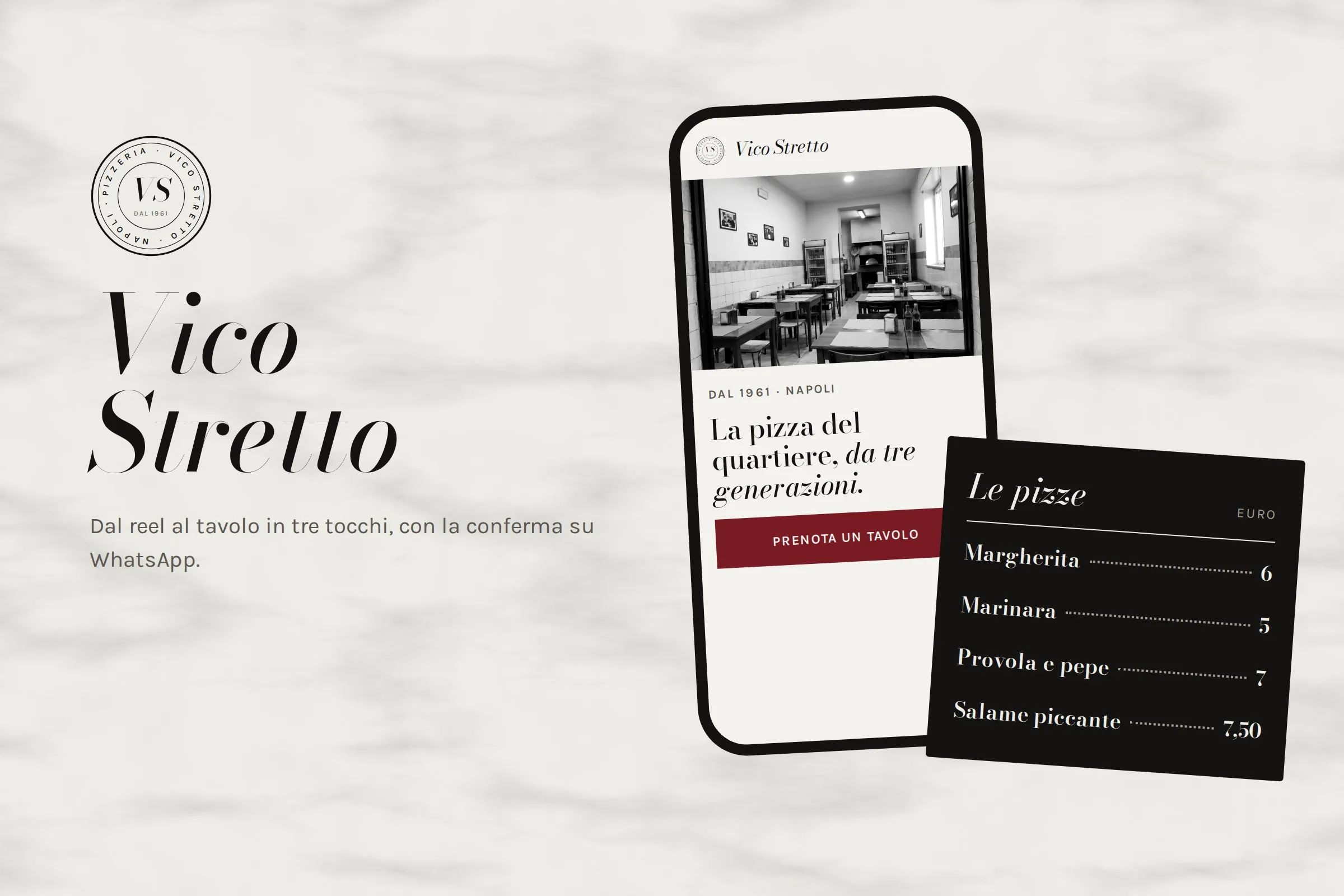 Il marchio Vico Stretto, un sigillo tondo con la scritta dal 1961, e la pagina della pizzeria su telefono, su un fondo di marmo chiaro. In alto la foto in bianco e nero della sala, il titolo La pizza del quartiere, da tre generazioni e il bottone bordeaux Prenota un tavolo. Accanto il menu su una lavagna nera, con Margherita a 6 euro, Marinara a 5, Provola e pepe a 7 e Salame piccante a 7,50.