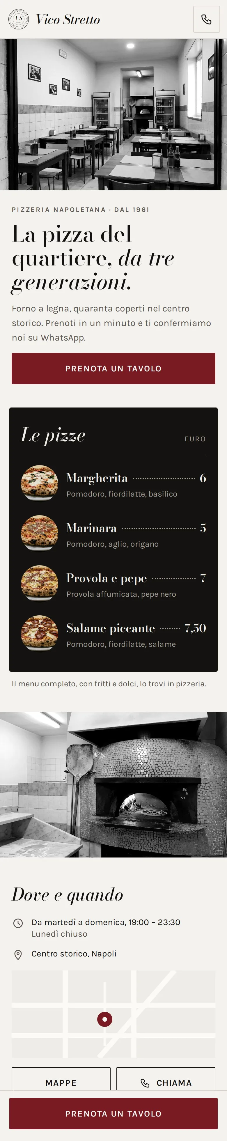 La pagina della pizzeria su telefono, dall'alto in basso. Il logo e il nome, la foto in bianco e nero della sala, il titolo La pizza del quartiere, da tre generazioni e il bottone bordeaux Prenota un tavolo. Il menu su una lavagna nera con quattro pizze, ognuna con la sua foto a colori e il prezzo, una foto in bianco e nero del forno, gli orari da martedì a domenica dalle 19 alle 23:30, l'indirizzo nel centro storico di Napoli con la mappa, i bottoni Mappe e Chiama, e il bottone Prenota un tavolo fisso in fondo.